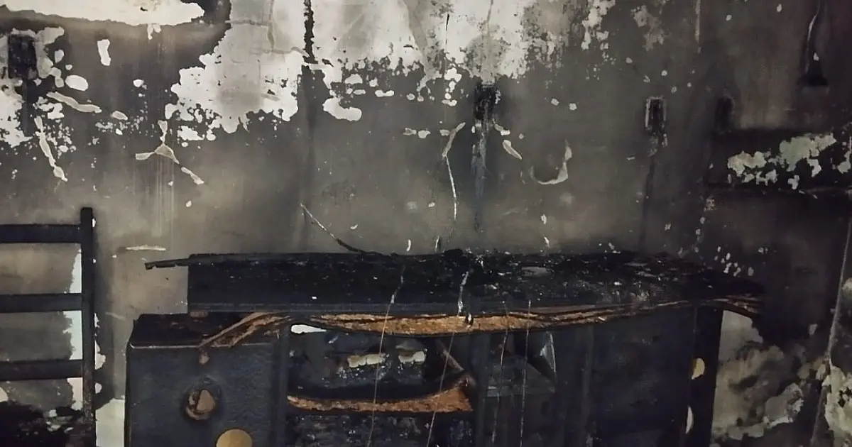 Cigarro aceso pode ter causado incêndio que destruiu casa no centro