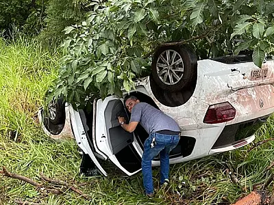 Aquaplanagem capota carro com a deputada Bia Cavassa  na BR 262
