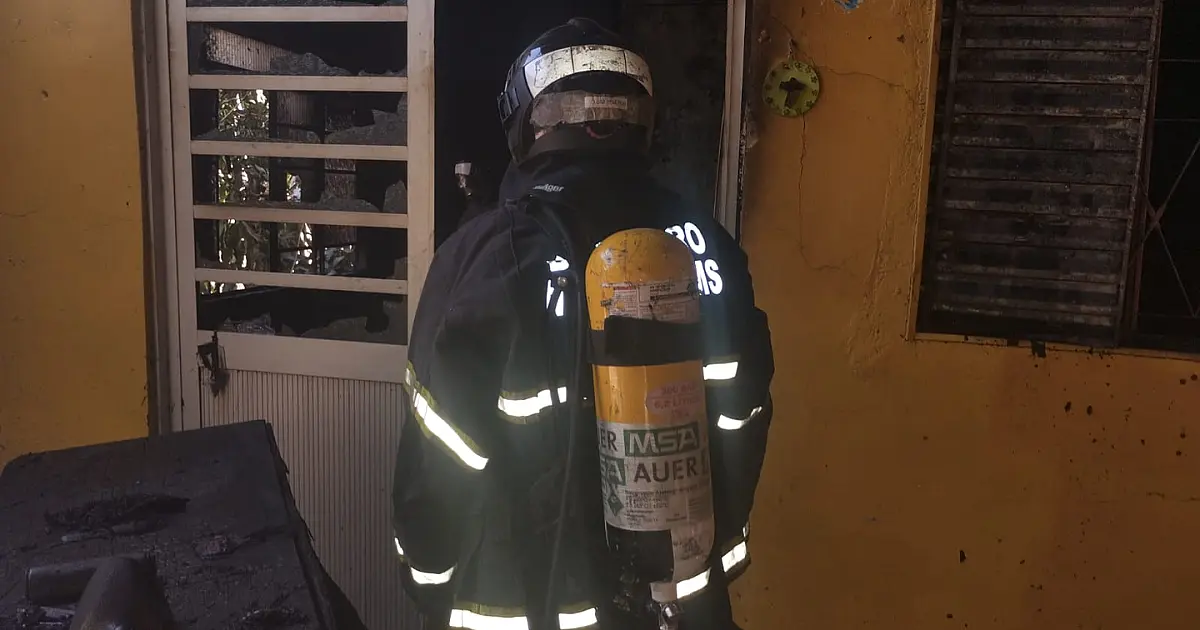 Incêndio iniciado no ventilador de teto destrói quarto de casa em Ladário
