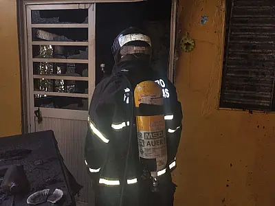 Incêndio iniciado no ventilador de teto destrói quarto de casa em Ladário