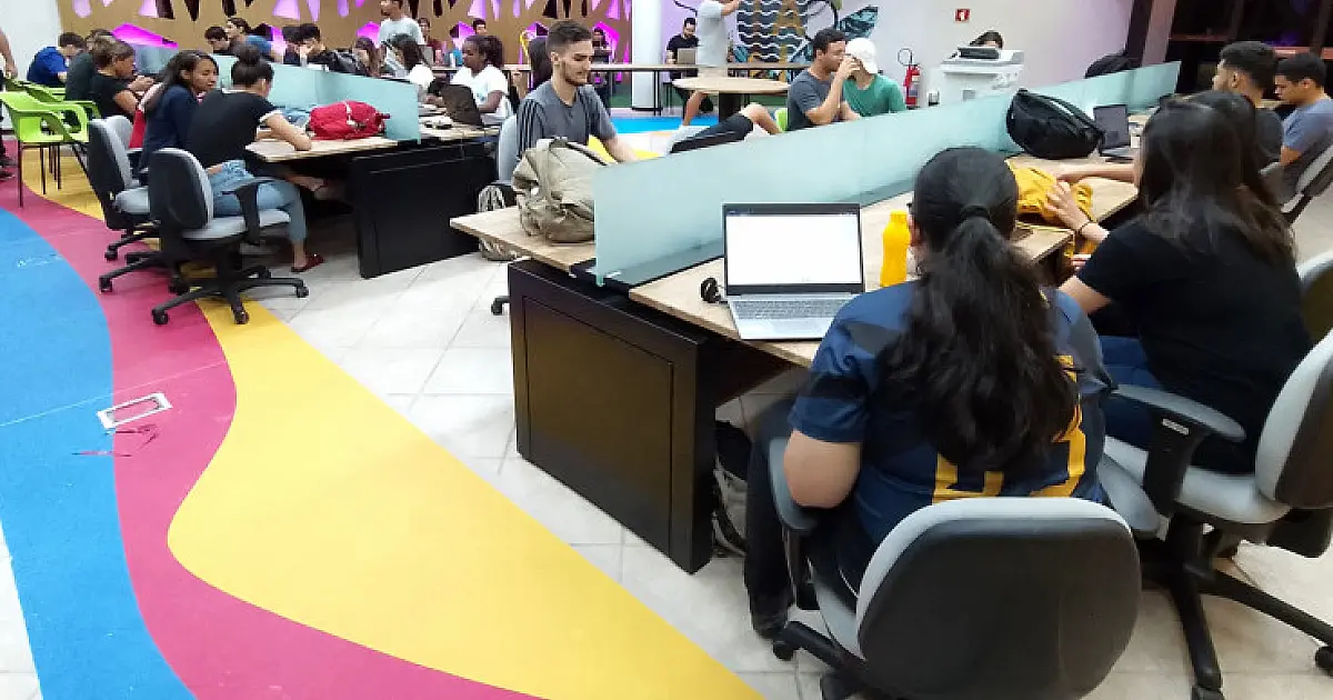 Palestra releva oportunidades da rede social à estudantes de Corumbá