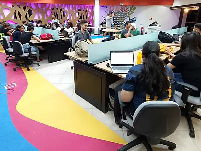 Palestra releva oportunidades da rede social à estudantes de Corumbá
