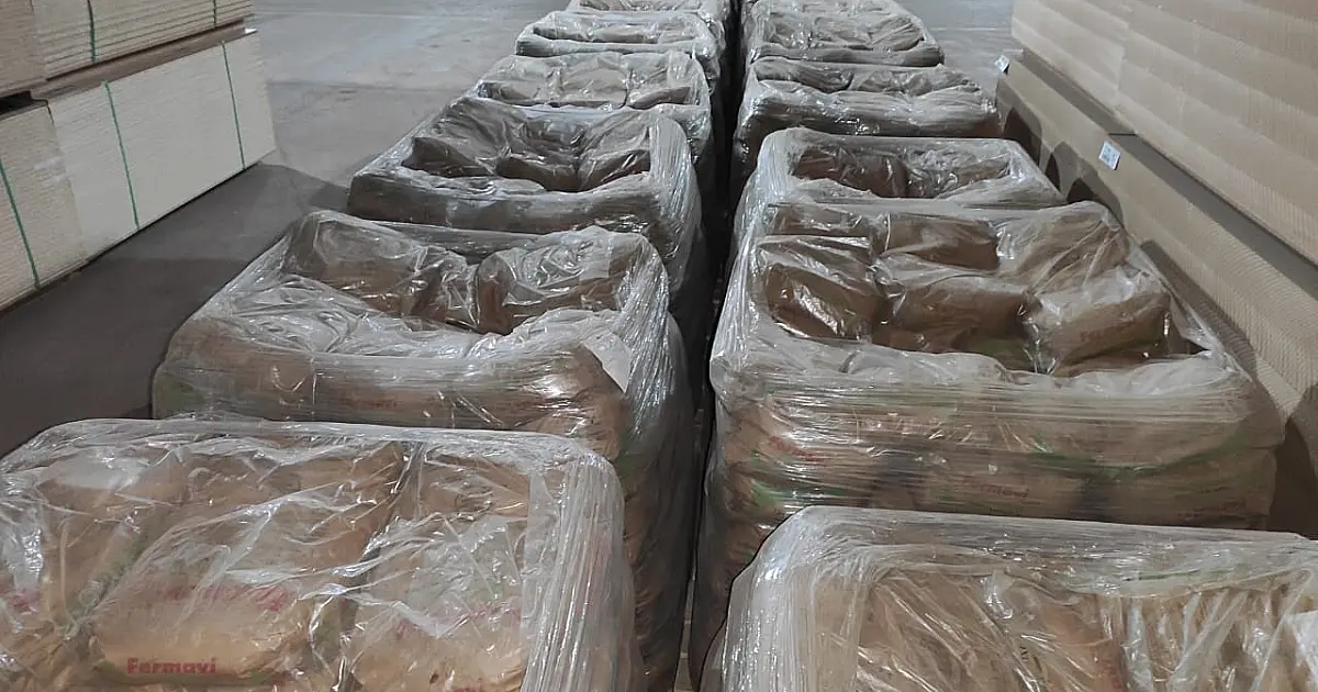Receita Federal e PF apreendem 27 toneladas de produto químico usado no refino de cocaína