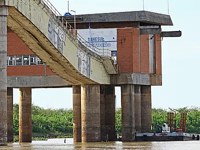 Captação de água no rio Paraguai opera com sistema de motobombas para emergência