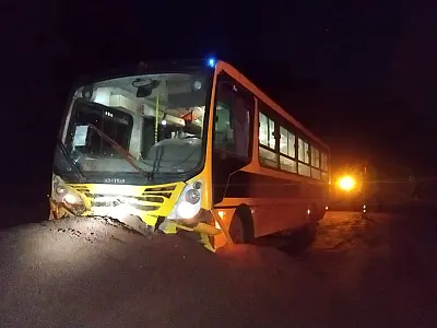 Ônibus escolar colide em amontoado de minério e 15 crianças ficam feridas