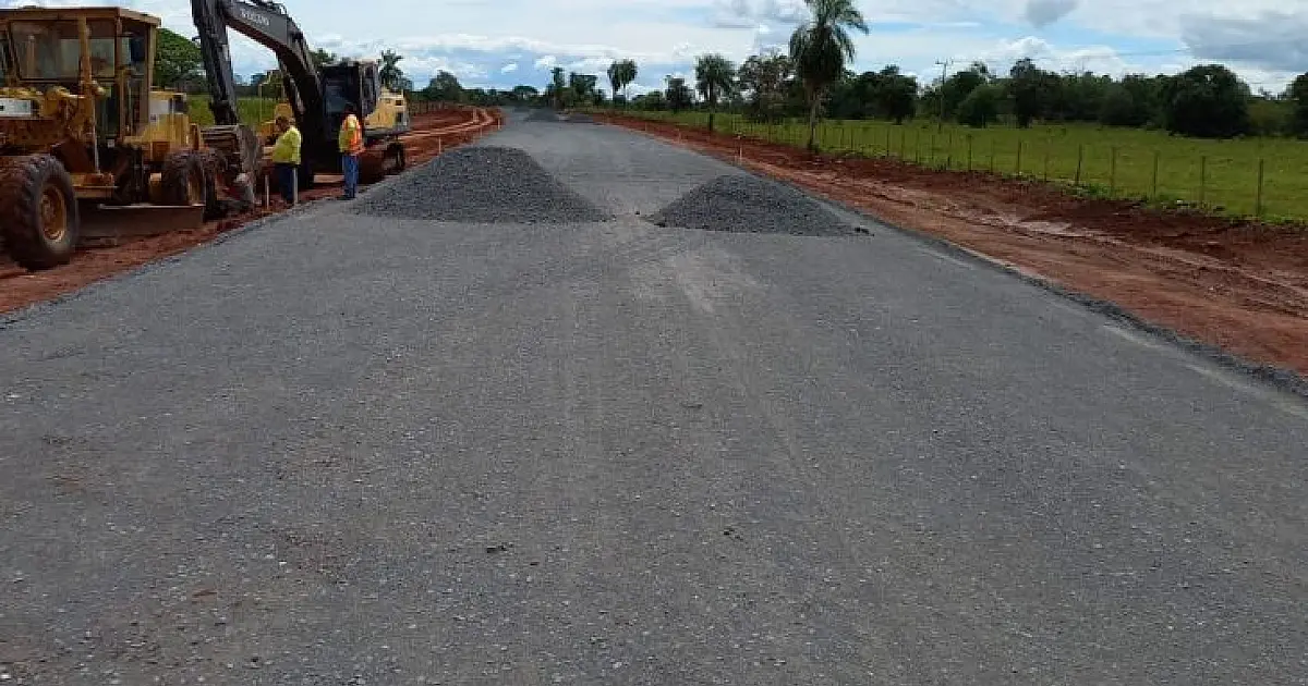 Com investimento de R$ 18 milhões, obra de acesso ao distrito de Albuquerque segue em várias frentes