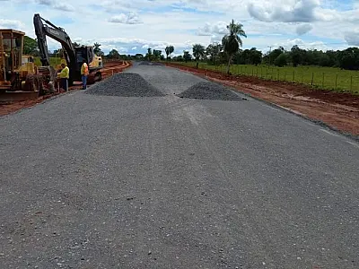 Com investimento de R$ 18 milhões, obra de acesso ao distrito de Albuquerque segue em várias frentes