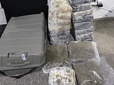 Mulher é presa com quase 20kg de de skunk na bagagem