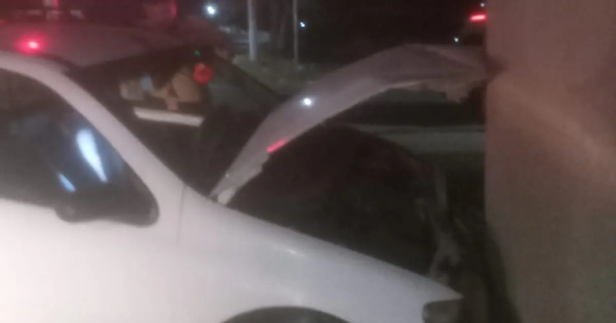Menor ao volante colide em carro e atinge muro no bairro Popular Nova