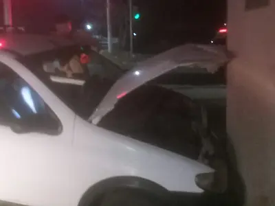Menor ao volante colide em carro e atinge muro no bairro Popular Nova