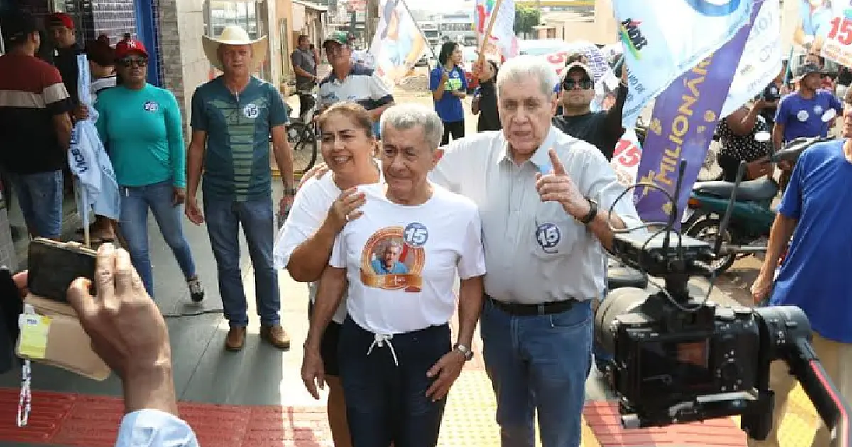 Puccinelli realiza caminhada e conversa sobre planos de governo com a população