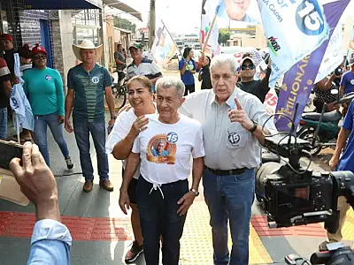 Puccinelli realiza caminhada e conversa sobre planos de governo com a população