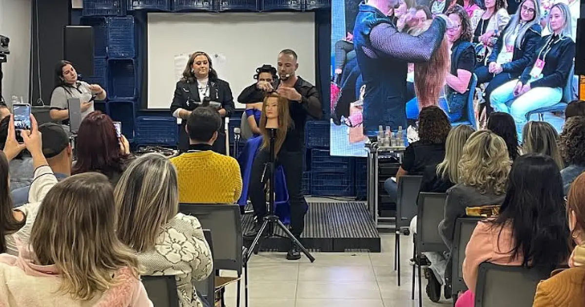 Especialista em penteados participa de evento para profissionais da beleza na Capital