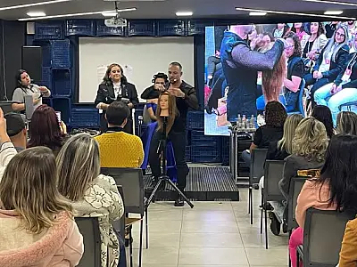 Especialista em penteados participa de evento para profissionais da beleza na Capital