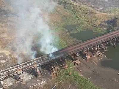 Fogo destrói ponte de madeira na Estrada Parque