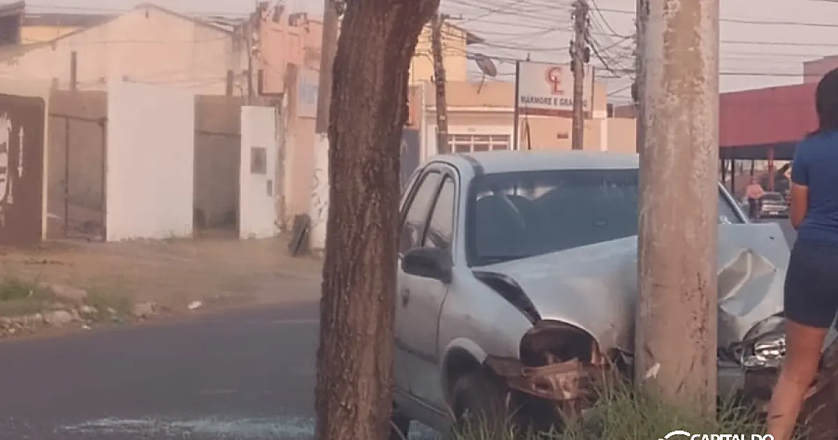 Carro colide em poste na conversão da avenida Rio Branco