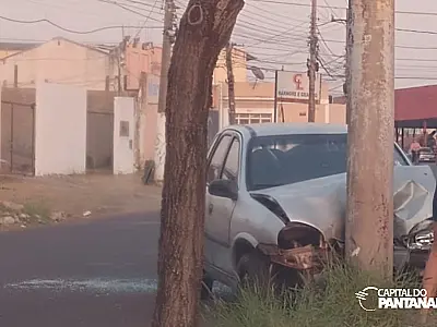 Carro colide em poste na conversão da avenida Rio Branco