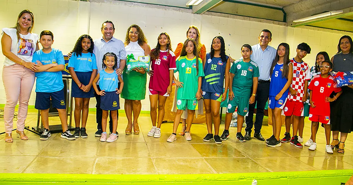 Prefeito entrega uniformes escolares e esportivos para alunos da Rede Municipal de Ensino