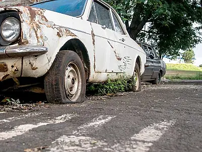 Veículos estacionados em situação de abandono serão removidos pelo Município