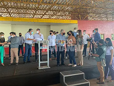 Governador entrega baixa de hipoteca para 97 famílias e anuncia investimentos para Corumbá
