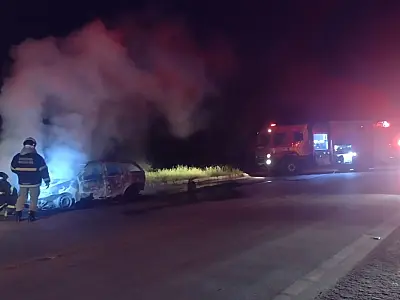 Carro é encontrado em chamas no Anel Viário de Corumbá