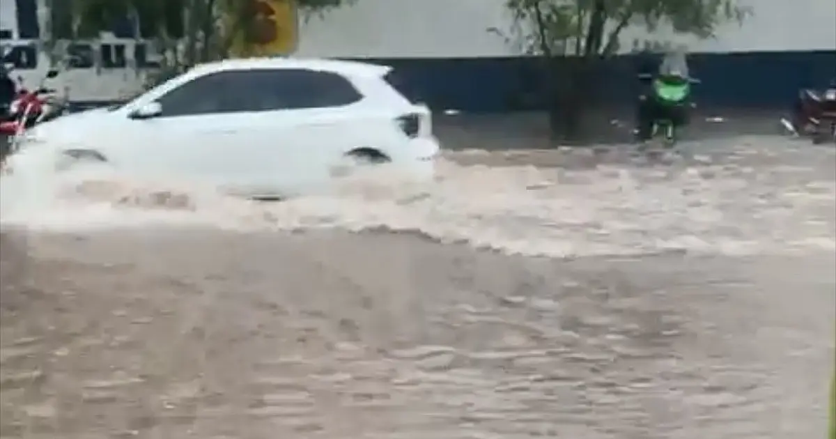 Chuva forte alaga ruas e cancela voos em Corumbá