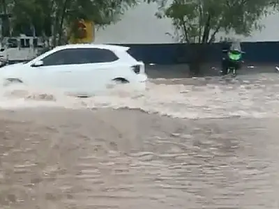 Chuva forte alaga ruas e cancela voos em Corumbá