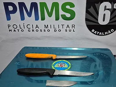 Homem é preso após atacar com faca mãe e esposa