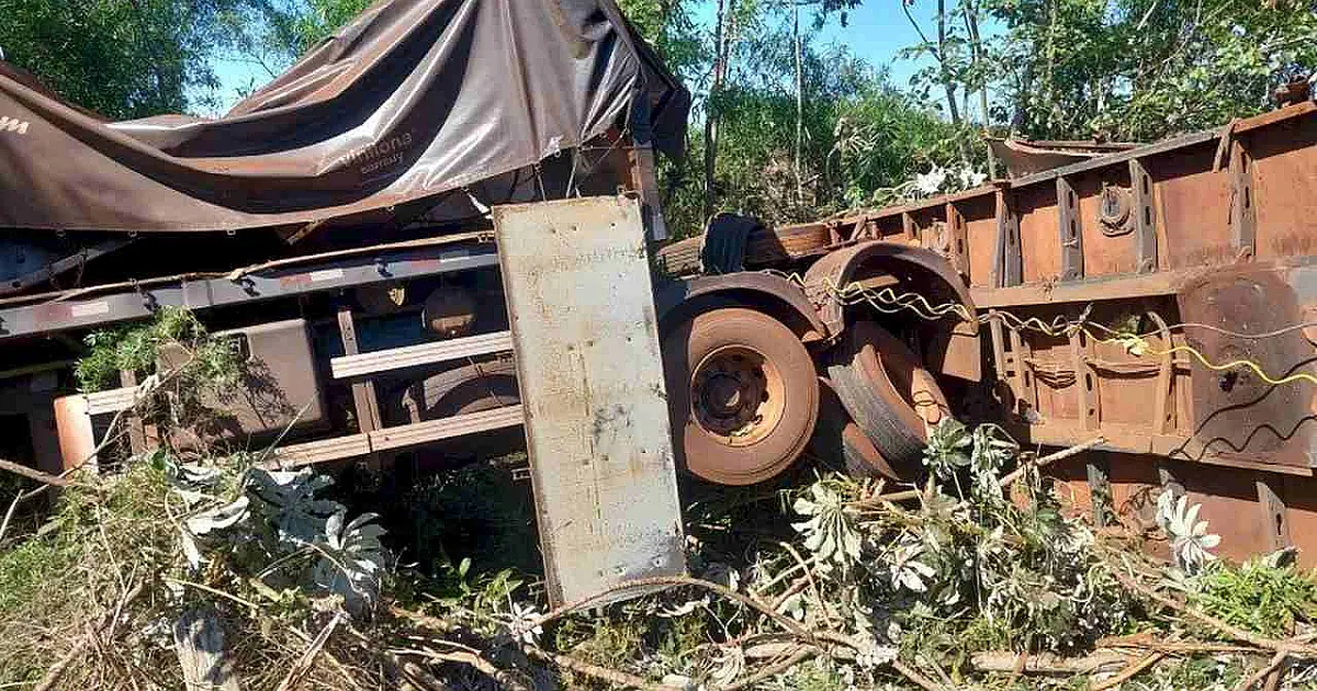 Carreta é destruída ao cair em ribanceira na BR-376, mas motorista tem ferimentos leves