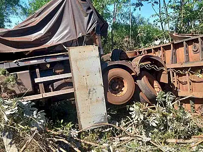 Carreta é destruída ao cair em ribanceira na BR-376, mas motorista tem ferimentos leves