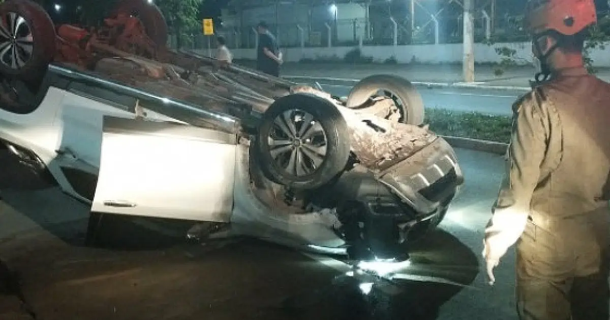 Condutora derruba luminária e capota na rua Edu Rocha