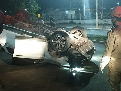 Condutora derruba luminária e capota na rua Edu Rocha