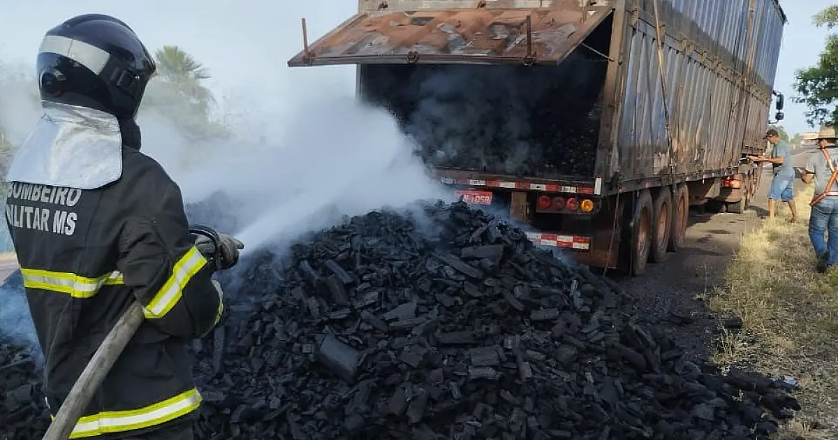 Incêndio em carga de carvão mobiliza Bombeiros na madrugada