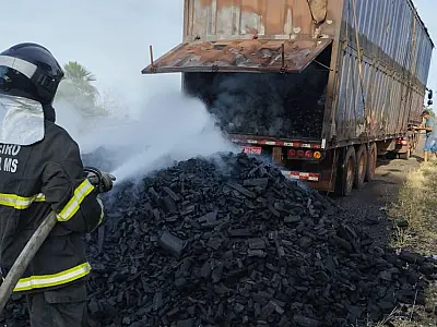 Incêndio em carga de carvão mobiliza Bombeiros na madrugada
