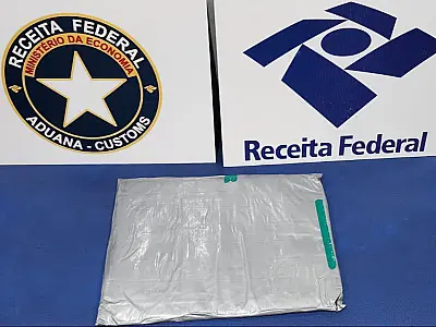Adolescente boliviana é flagrada com 2 kg de cocaína na fronteira