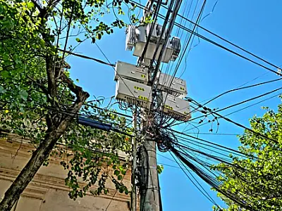 Energisa é obrigada a notificar empresas para remoção de fios inutilizados na cidade