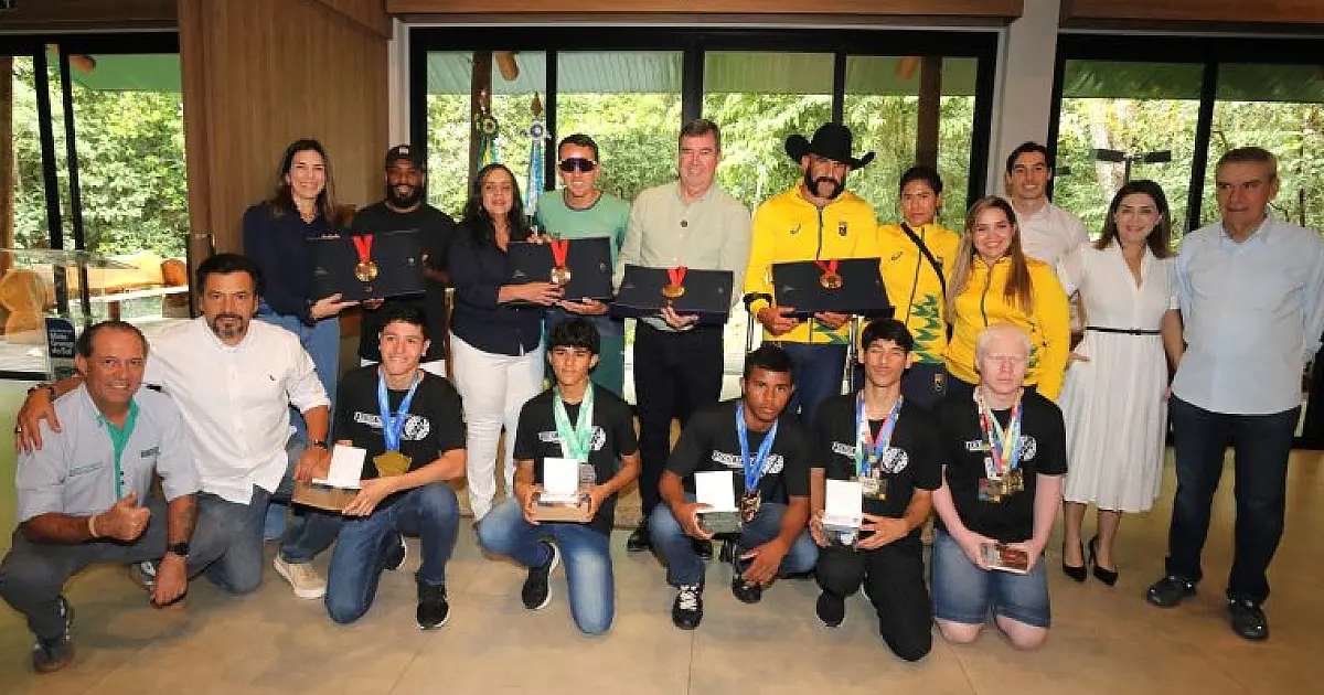 Atletas paralímpicos de MS são recebidos e homenageados pelo governador