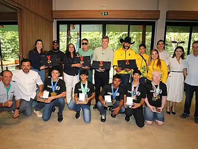 Atletas paralímpicos de MS são recebidos e homenageados pelo governador