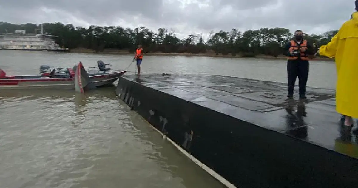 Barco que naufragou é rebocado do fundo do rio Paraguai