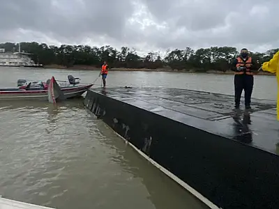 Barco que naufragou é rebocado do fundo do rio Paraguai