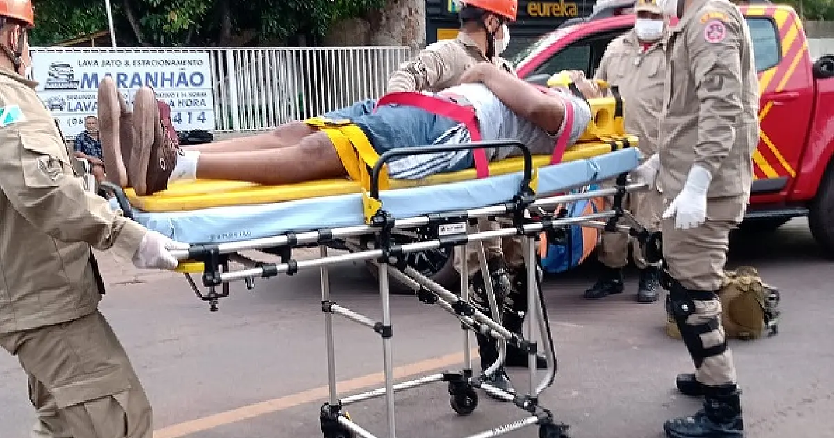 Homem é socorrido em acidente envolvendo carro e bicicleta