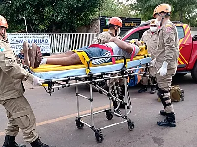 Homem é socorrido em acidente envolvendo carro e bicicleta