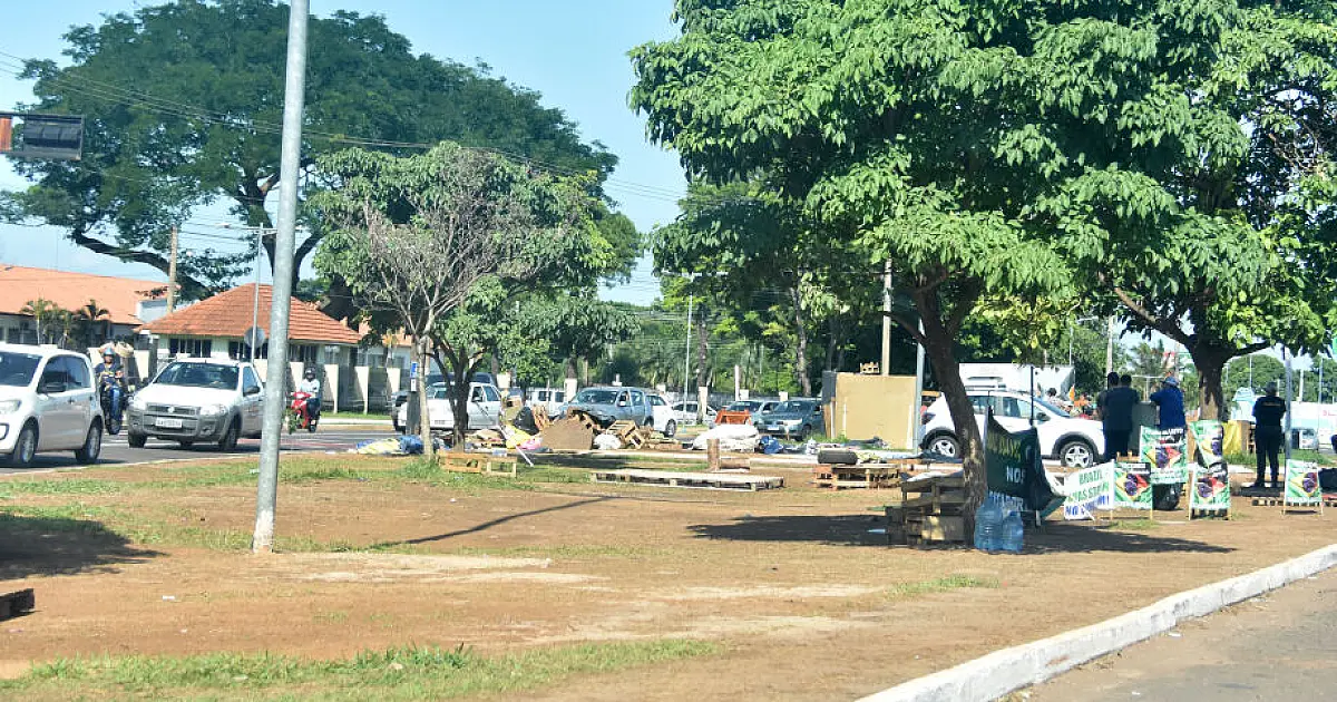 Acampamento em frente ao CMO é desmontado