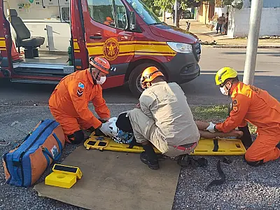 Colisão entre carro e moto é destaque no plantão dos Bombeiros