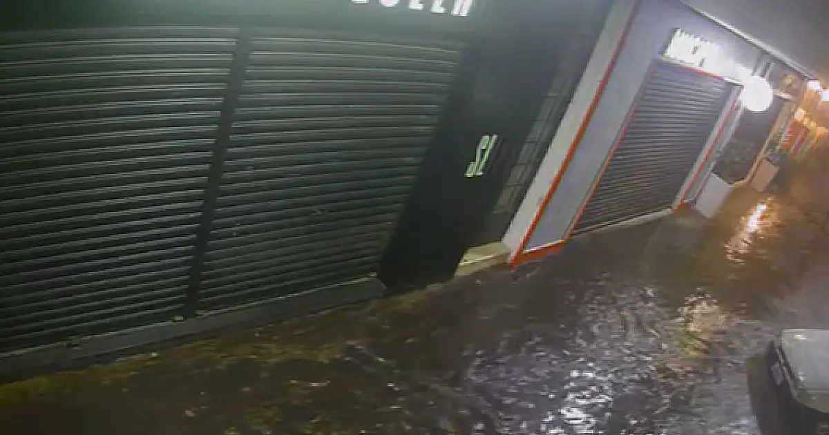 Lojas da rua Frei Mariano são invadidas pela água da chuva
