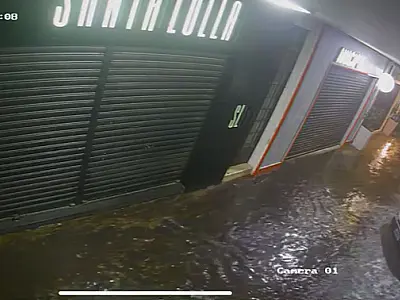 Lojas da rua Frei Mariano são invadidas pela água da chuva