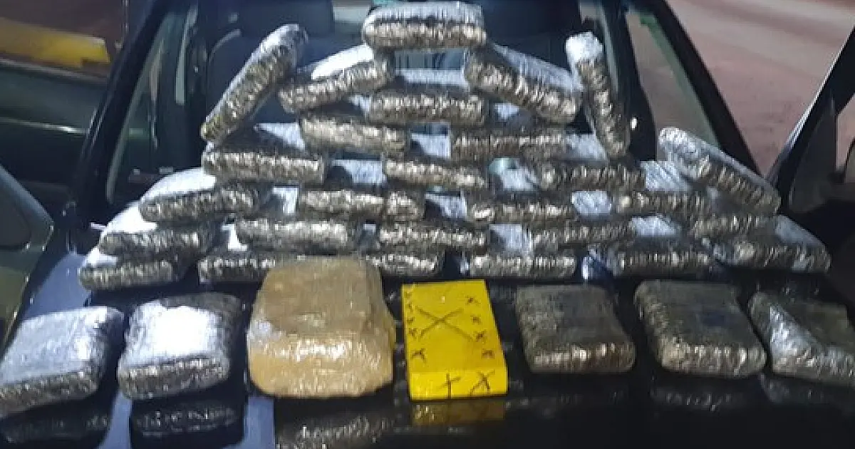 PRF apreende drogas escondidas em carro e prende dois homens em Corumbá