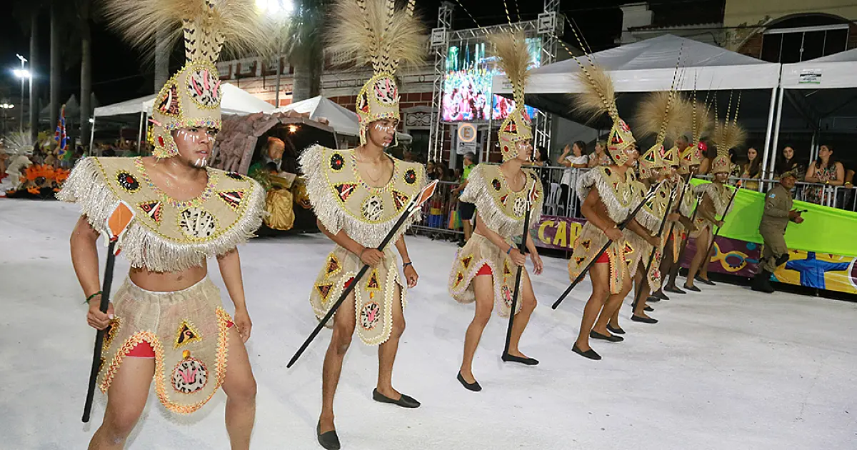 Caprichosos de Corumbá abre noite de desfiles com homenagem à Xangô