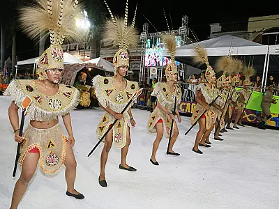 Caprichosos de Corumbá abre noite de desfiles com homenagem à Xangô