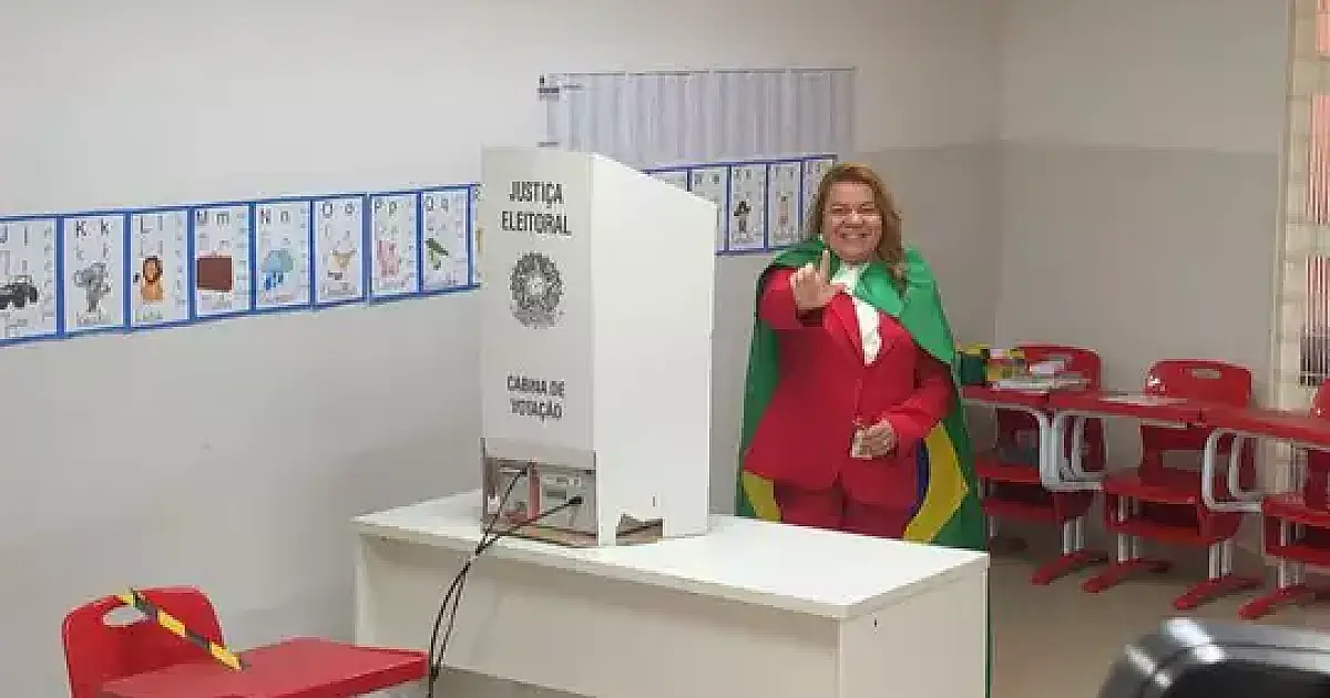 De vermelho e verde e amarelo, Giselle Marques vota na Capital